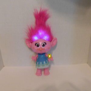 Hasbro Dreamworks Trolls Talking Light-Up Princess Poppy